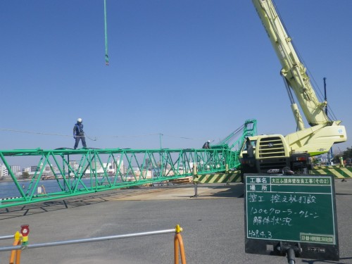 120tクローラークレーンの解体の様子。