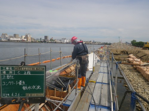 散水することで、コンクリートの硬化に必要な湿度を保ちます。