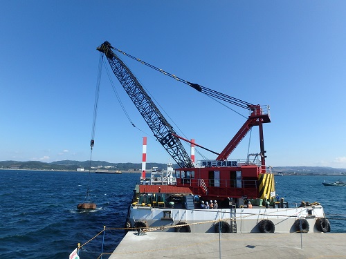 新しい防波堤を築造する前に、施工の障害になる　　 既存の南防波堤の根固ブロックを一時撤去します。