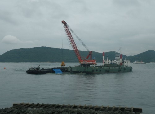 01.タイトル「浚渫工　グラブ浚渫状況（軟衝撃グラブ）500×380