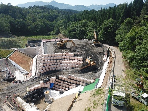 不整地運搬車両による廃遺物移設状況