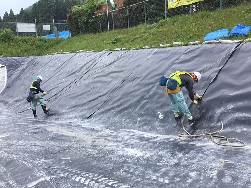 遮水シート切断・撤去状況