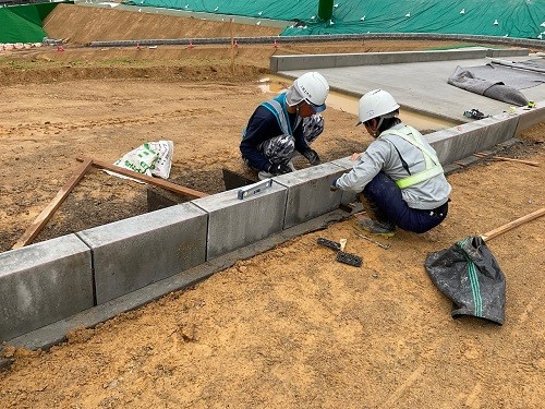 写真-3_歩車道境界ブロック設置 (2)