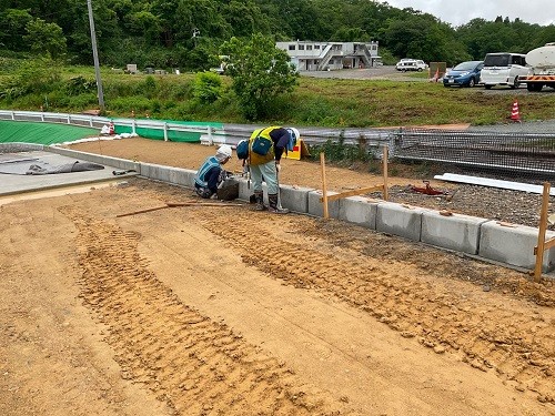 写真-2_歩車道境界ブロック設置 (1)