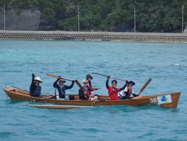 ④ゴール後レース開始から約２時間漕ぎ続けやっゴールしました。健闘の甲斐もあり、４０チーム中２２位という結果でした。